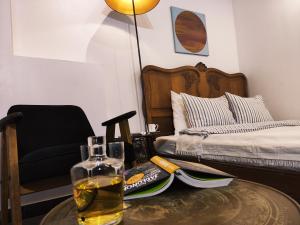 a room with a table with a glass of wine and a bed at Serce miasta in Kazimierz Dolny