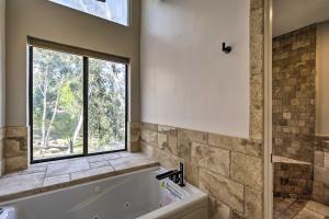 Ένα μπάνιο στο Spacious El Cajon Villa - 14 Mi to Downtown! +29 φωτογραφίες