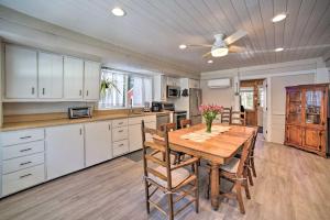 Η κουζίνα ή μικρή κουζίνα στο Cozy Great Barrington Home about 1 Mi to Ski Resort!