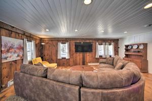 Μια τηλεόραση ή/και κέντρο ψυχαγωγίας στο Cozy Great Barrington Home about 1 Mi to Ski Resort!