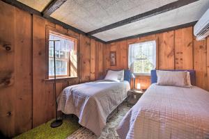 Ліжко або ліжка в номері Cozy Great Barrington Home about 1 Mi to Ski Resort!