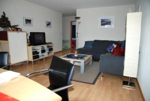 ein Wohnzimmer mit einem Sofa und einem Tisch in der Unterkunft Ferienwohnung Schaap-Müller in Andermatt