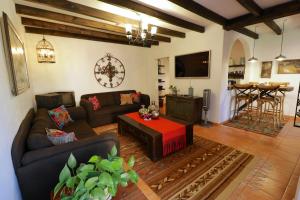 sala de estar con sofá y mesa en Casa Mia Suites en San Miguel de Allende