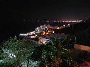 Φωτογραφία από το άλμπουμ του 4 Bed Sleeps 11 Free Parking Pets Allowed σε Vlorë