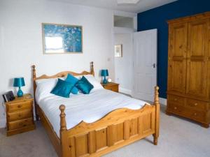 ウィットビーにあるRiver Viewのベッドルーム1室(青い壁の木製ベッド1台付)