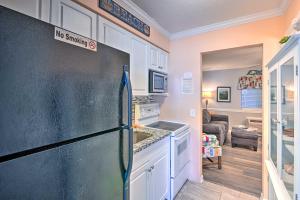 een keuken met een koelkast met een rookvrij bord bij Beach Condo with Pool Access, 1 Block to the Ocean! in Myrtle Beach