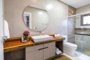 ein Badezimmer mit Waschbecken und Spiegel in der Unterkunft CasaGrande no topo dos Canions. in Bom Jardim da Serra + 82 Fotos