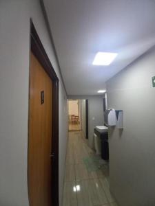 un pasillo con un pasillo que conduce a una habitación con un pasillo con un pasillo con un pasillo con un pasillo con un pasillo con un pasillo con un pasillo con un pasillo con un pasillo con una sala con un hallwayasteryasteryasteryasteryasteryastery en HOTEL ASSIS, en Assis