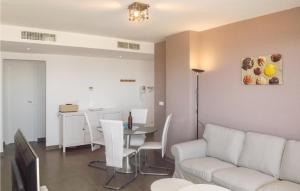 Ruang duduk di Lovely Apartment In Piles With Wifi