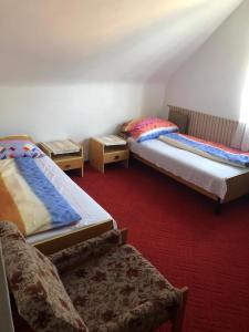 バラトンフェニヴェシュにあるHoliday home in Balatonfenyves 18430のベッド2台と椅子2脚が備わる客室です。