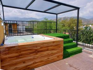 bañera de hidromasaje en el balcón de una casa en Apartasol de Lujo Santa Fe de Antioquia", en Santa Fe de Antioquia