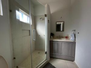 uma casa de banho com um chuveiro e um lavatório. em CASA PONIENTE em Hermosillo