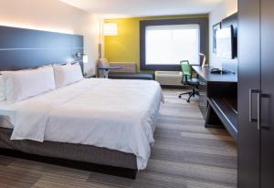 Säng eller sängar i ett rum på Holiday Inn Express Hotel & Suites-St. Paul, an IHG Hotel