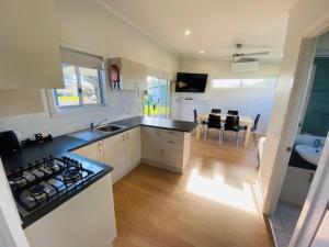 BIG4 Port Fairy Holiday Park的厨房或小厨房