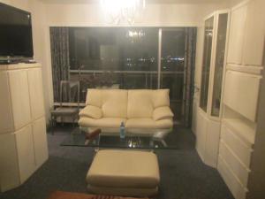 uma sala de estar com um sofá branco e uma grande janela em - - - - - Au Sixième Ciel - - - - - em Bruxelas