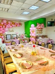 提華納的住宿－REAL INN de Tijuana，一间设有一张粉红色和粉红色气球桌的房间