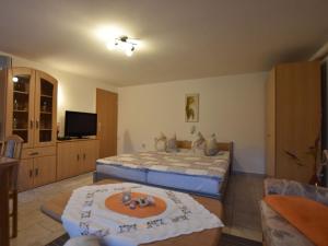 um quarto de hotel com duas camas e uma televisão em Lovely Apartment near Sea in Klutz em Klütz