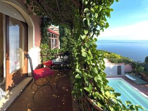 タオルミーナにあるBelvilla by OYO Bohemeの海の景色を望むバルコニー(テーブル付)