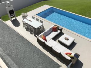 eine Aussicht über den Pool mit einem Sofa und einem Tisch in der Unterkunft Comfortable villa with private pool in Nadadouro in Nadadouro