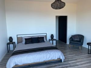 The Cove Tasmania客房内的一张或多张床位