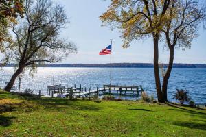 pavillon américain au-dessus d'un quai sur un lac dans l'établissement Cottage, à Green Lake