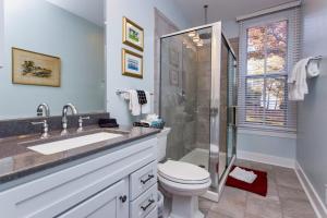 une salle de bain avec une douche, des toilettes et un lavabo dans l'établissement Cottage, à Green Lake