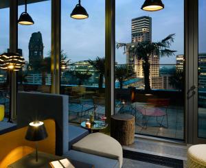 Posezení v ubytování 25hours Hotel Bikini Berlin
