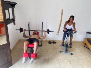 Um homem e uma mulher a fazer exercício num ginásio. em Cafayate los toneles em Cafayate