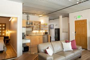 sala de estar con sofá y cocina en 90 San Luis Street Unit A, en Avila Beach