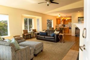 sala de estar con 2 sofás y cocina en 90 San Luis Street Unit C, en Avila Beach