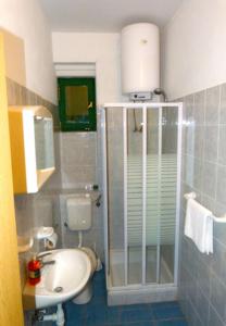 Kúpeľňa v ubytovaní Holiday home Villa Jadran - 10 m from beach