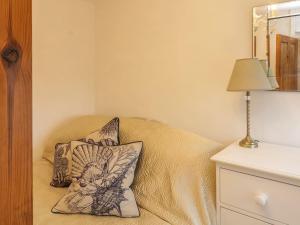 ein Zimmer mit einem Sofa mit zwei Kissen und einer Lampe in der Unterkunft 3 Rock Cottages in Kingston
