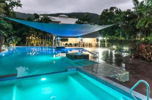 Bazén v ubytování Oasis at Palm Cove nebo v jeho okolí