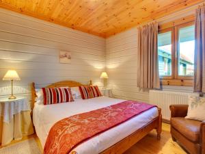 SwarlandにあるApple Tree Lodgeのベッドルーム1室(ベッド1台、椅子、窓付)