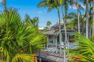 ein Haus mit Palmen davor in der Unterkunft Village vibes & coastal life, Sunshine Beach in Sunshine Beach