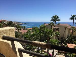 ein Blick auf das Meer vom Balkon eines Resorts in der Unterkunft Misioneros Del Cabo in Cabo San Lucas
