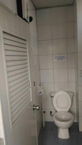 mała łazienka z toaletą i drzwiami w obiekcie Center Mansion at Hatyai w mieście Hat Yai