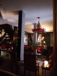 um restaurante com um lustre e mesas e cadeiras em Hotel Biarritz em Frías