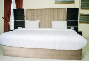 Rúm í herbergi á Ocean Park Hotel,Lekki phase 1