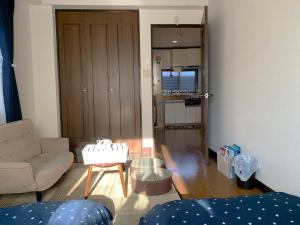 ein Wohnzimmer mit Couch und Tisch in der Unterkunft Namio Apartment 201 in Tokio