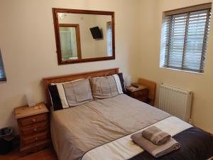 Säng eller sängar i ett rum på Courtyard Cottage - Great Paxton