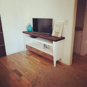 un soggiorno con TV su un tavolo bianco di Luz de Madryn a Puerto Madryn