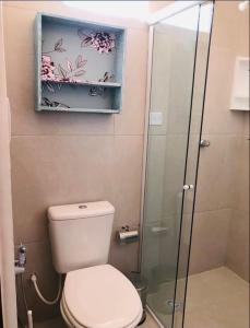 uma casa de banho com um WC e uma cabina de duche em vidro. em Condomínio Portais do Francês- Apto - PRAIA DO FRANCÊS/AL na Praia do Francês