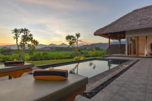 una villa con piscina al lado de una casa en The Manik Kalisada, en Tegallengah 56 fotos más
