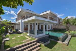 una villa con piscina y una casa en The Manik Kalisada, en Tegallengah