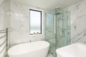 A bathroom at Kilmore Apartment - Christchurch Holiday Homes