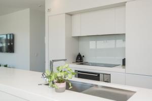 A kitchen or kitchenette at Kilmore Apartment - Christchurch Holiday Homes