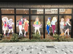 een muurschildering van anime karakters aan de zijkant van een gebouw bij Hotel Trend Numazu Ekimae in Numazu