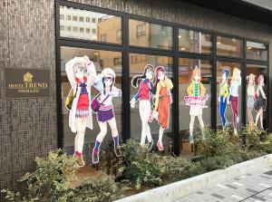 沼津市にあるホテルトレンド沼津駅前の建物の窓の一群のアニメキャラクター