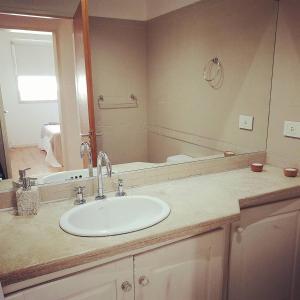 un bagno con lavandino e vasca da bagno di Luz de Madryn a Puerto Madryn